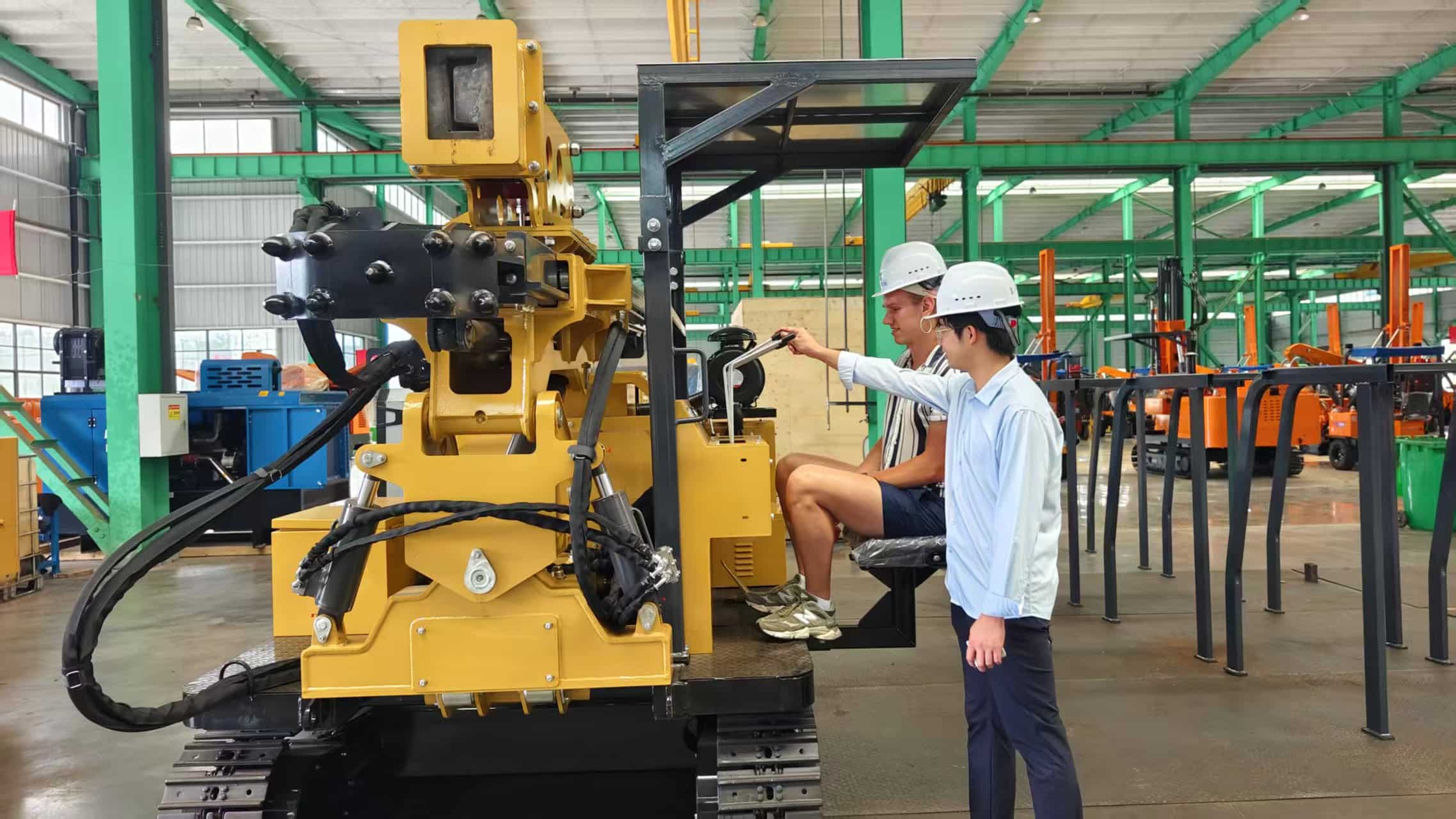 Pelanggan UK Melawat Jentera Anhui Tezhong: Pemandu Cerucuk Solar Menang Pujian​