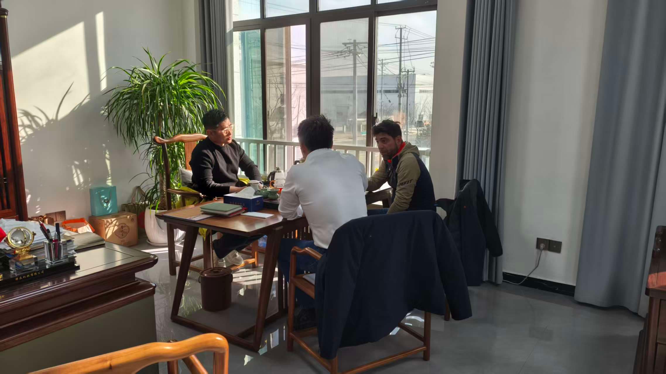 Pelanggan Itali Melawat Kilang Anhui Tezhong untuk Mengalami Pengeluaran Mesin Cerucuk Suria Tersuai